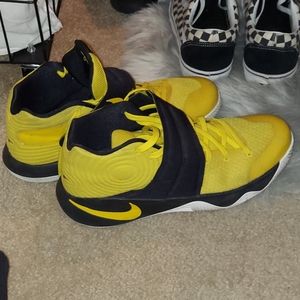 Kyrie 2 "Tour Yellow